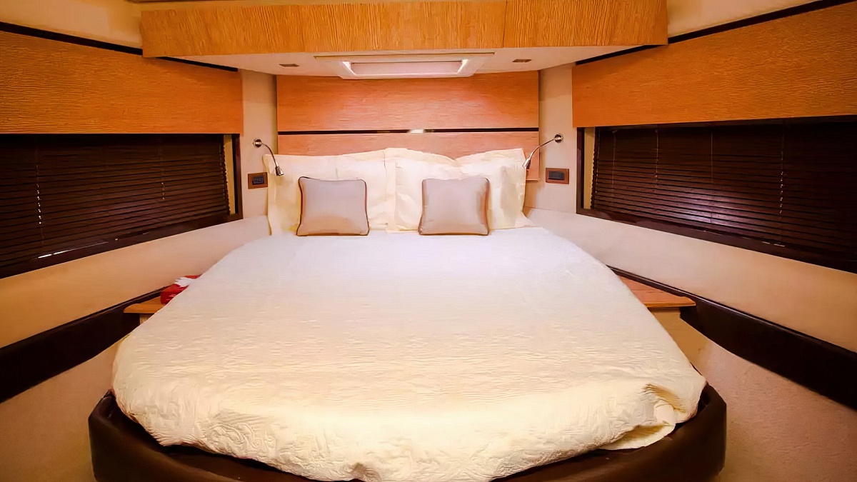 Аренда моторной яхты Azimut 48 в Дубай - мастер каюта
